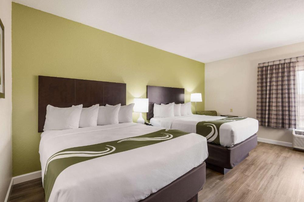 Queen Room with Two Queen Beds - Non-Smoking interior